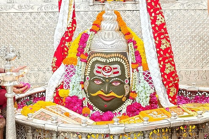 
जहां *ईश्वर* की सहायता होती है वहां व्यक्ति समय, स्थान, शरीर, मन और बुद्धि की अनुकूल और प्रतिकूल परिस्थितियों की सीमाओं को पार कर असंभव चीजों को भी *संभव* बना देता है.!!

हर-हर महादेव 🚩
