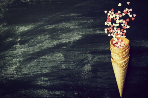 मन्नत के धागे 
वृक्षों पर कई बार बांधे,
मन्नत पूरी हुई या नहीं याद नहीं.. 
 गए थे अधूरे आधे.. 
 लेकिन लौटे
सकारात्मकता लिए,
 मन को साधे।
निमिषा सिंघल