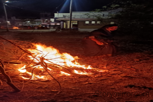 आपलेच आपणास नडतात
आपलेच आपणास गाडतात
आपलेच आपले असतात ।