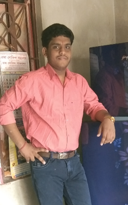 দুষ্টু একটা কাঠবিড়ালি।  