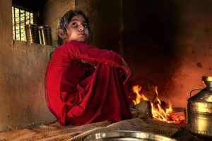 कुछ एक स्त्रियों को
छोड़कर
प्रत्येक स्त्री ने
रोटी 
और 
सपनों  को
एक साथ जलाया है