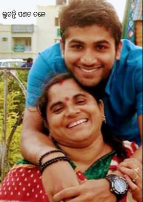 ଲୁଚନ୍ତି ପଣତ ତଳେ