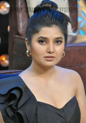 कृष्ण ढगातून चंद्र उगवला