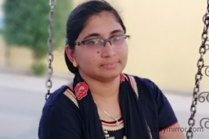 ആയിരങ്ങളിലൊരുവൾ ഞാൻ
ആരവങ്ങളൊരുപാടുണ്ട്.
ആരതിക്കൊരുക്കണം
ആഴിയിലെറിഞ്ഞോരാ
അഴലെരിഞ്ഞുതീരുമ്പോൾ
തിരയൊടുങ്ങിയ കടലുപോലെ
ശാന്തമാകണമെൻ മനം 