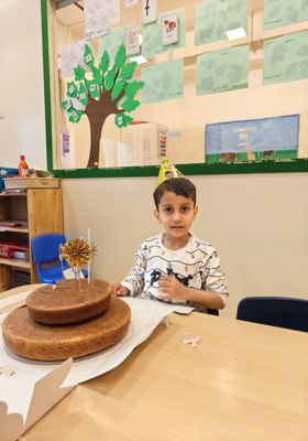 पांचों उंगलियां घी में 