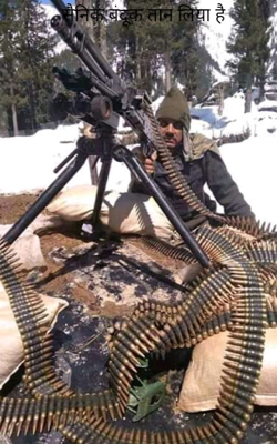 सैनिक बंदूक तान लिया है