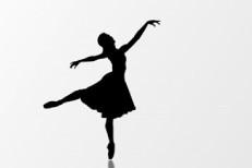 एक खूबसूरत से एहसास के साथ
मन में नए विश्वास के साथ
नई उमंगे, नए इरादे 
सच्चे होंसले, पक्के वादे
खिलती सुबह में हँसती धूप से
जगमगाये हम नववर्ष में..!

