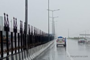 हमें जीने का सलीक़ा न सीखा ऐ-दोस्त,
ये ज़िन्दगी हमनें कई ख़्वाबों की क़ब्र पर जी है।
