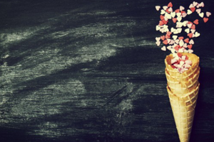 परिवर्तन
*******
एक नज़ारा देख चुके तुम कैसा कहर मचाया है
एक देश की बात करें क्या जग पूरा घबराया है
बचना है तो करो साधना महाकाल कालेश्वर की
परिवर्तन की ख़ातिर जिसने अपना चक्र घुमाया है

००० ©डॉ० प्रतिभा 'माही' शिवपिया ०००

 