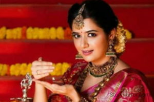 শত সহস্র যোজন দূরে
কল্পনার তীরে
দানীবে কে তোমায় নতুন জীবন?
যে ভুলিছো বাস্তবকে?

এই যে তরুবীথির কাঁপুনি 
বাতাসের শিহরণ
অবেলায় হাসি দু ঠোঁটের ফাঁকে
বেলায় অবগাহন,,
সবি কি তবে মিথ্যে জেনেছো?
বুকে পাষান বেঁধে!
কল্পনাকে আঁকড়ে ধরেছো
বাস্তবতাকে ভুলতে?

