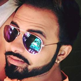 वो भीड़ में से आई थी