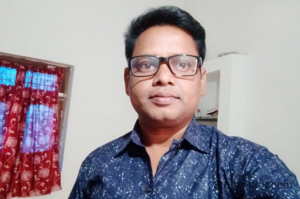 ମା
ମା ଗୋ ମୋର ସୁନା ମା
        କେତେ ଦୁଃଖ ସହୁଚେ
ଦଶମାସ ଗର୍ଭେ ଧରି
          ଆମକୁ ଜନମ ଦେଇଚେ
ତାର କୁଲେ ହଗି ଆମେ
                 ତାର କୁଲେ ମୁତି
ସବୁ ଯାକ ସହି ଯାଏସି
                     ମା ହସି ହସି
ଯେତେବେଲେ ଭୁକ ଲାଗସି
                    ମା ସବୁ ଜାନସି
ଗୀତ ଗାଈ ଗାଈ ମା
               କ୍ଷୀର ଖୁଆଇ ଦେସି
ଯାହିଁ ଗଲେ ଛୁଆର ଲାଗି
               ମା ଚିନ୍ତିତ ଥିସି
ପନତ କାନି ଥି ଗଣ୍ଠେଇ କରି
      କେତେ ଖଜା ଭୁଜା ଆନିଦେସି
ଅଧା ଦୁରୁ ମା ମା ବ