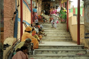 
मंदिर की सारी सीढ़िया चढ़ने के  
बाद जब अंतिम सीढ़ी से थोड़ा आगे
विद्यमान भगवान 
के आगे सर झुका कर
फिर उन्ही सीढ़ियों से वापिस 
उतर कर आस पास देख
सोचता हूँ कि कहीं 
भगवान 
मंदिर की पहली 
सीढ़ी के किनारे
ही तो नहीं बैठा था।
कनखियों से 
मेरे तरफ देखते हुए ? 