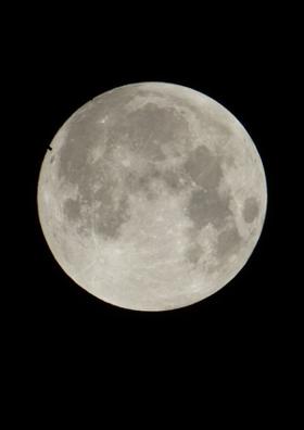 चाँद हथेली पर